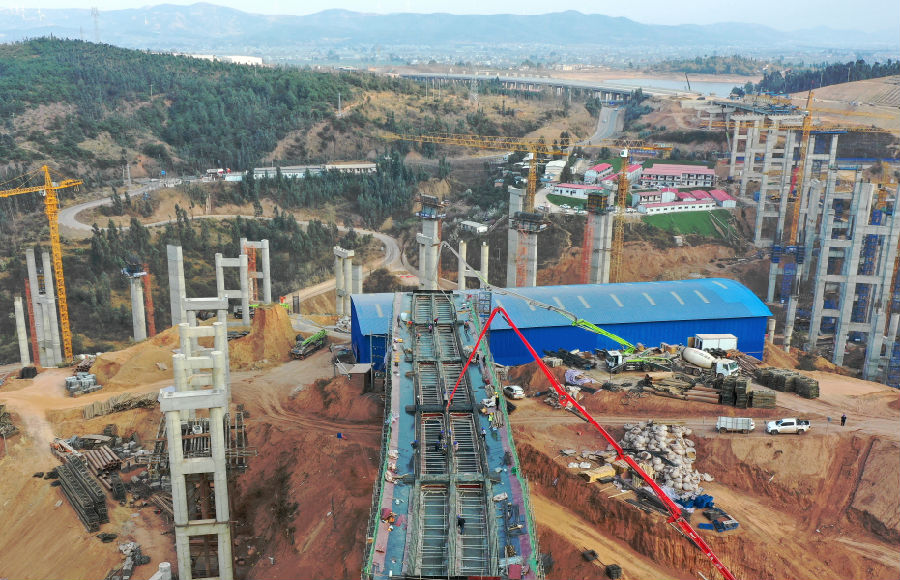 云南省在建最大高速公路枢纽立交工程首联现浇箱梁开始浇筑 . .