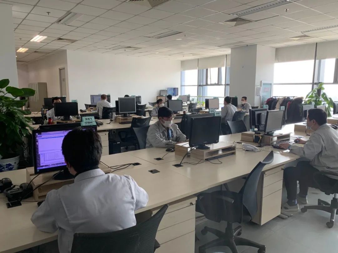 京东方员工在位于北京经济技术开发区的北京园区中复工复产。记者 郭宇靖 摄