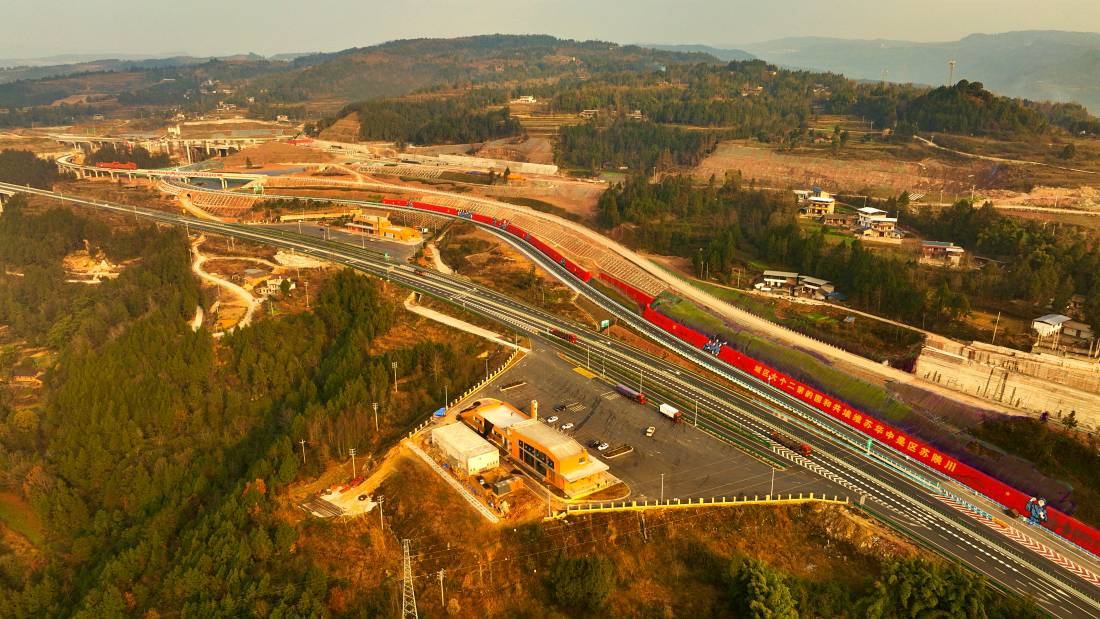 11镇广高速王通段;全国首条红色主题高速公路.jpg
