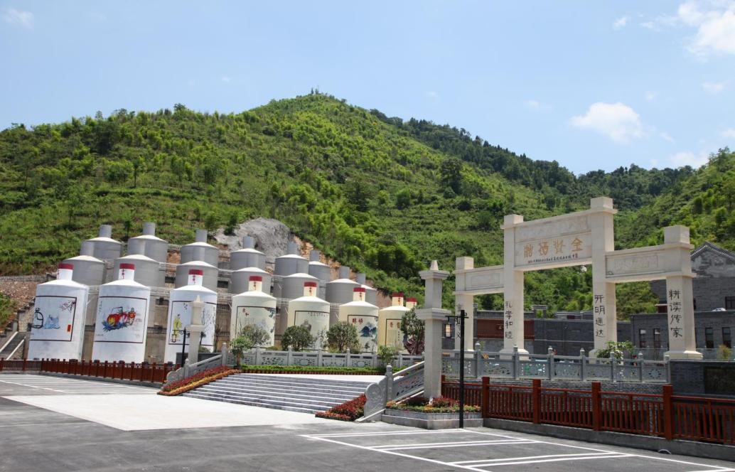 工艺,在汪家烧坊的基础组建了贵州省仁怀市茅台镇金酱酒业有限公司