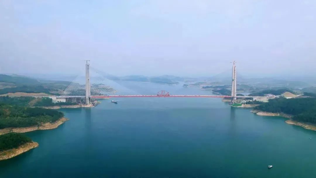 世界最大跨径部分地锚式混合梁斜拉桥顺利贯通