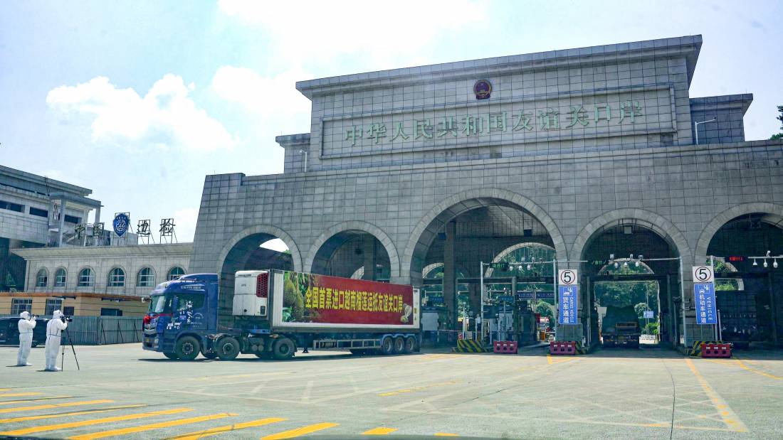 首票进口越南榴莲驶进友谊关口岸.jpg