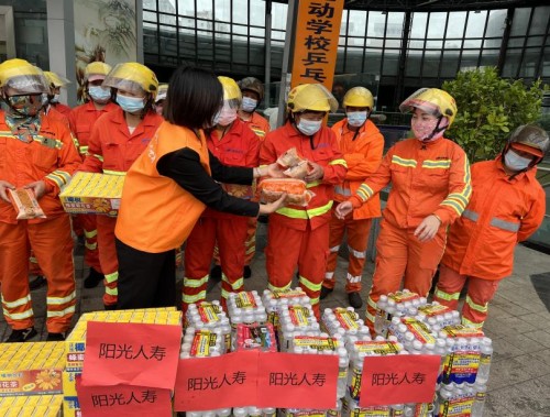 阳光人寿海南分公司开展“感恩城市美容师 共创美丽自贸港”环卫工人节公益活动
