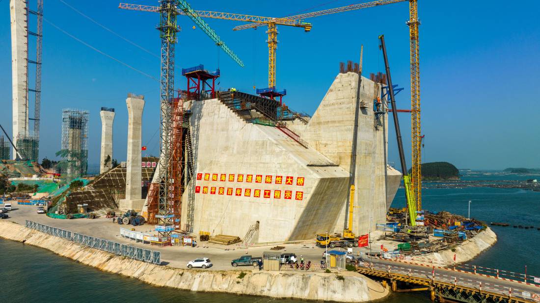 广西最长跨海大桥——龙门大桥顺利完成东锚碇上横梁最后一层浇筑.jpg
