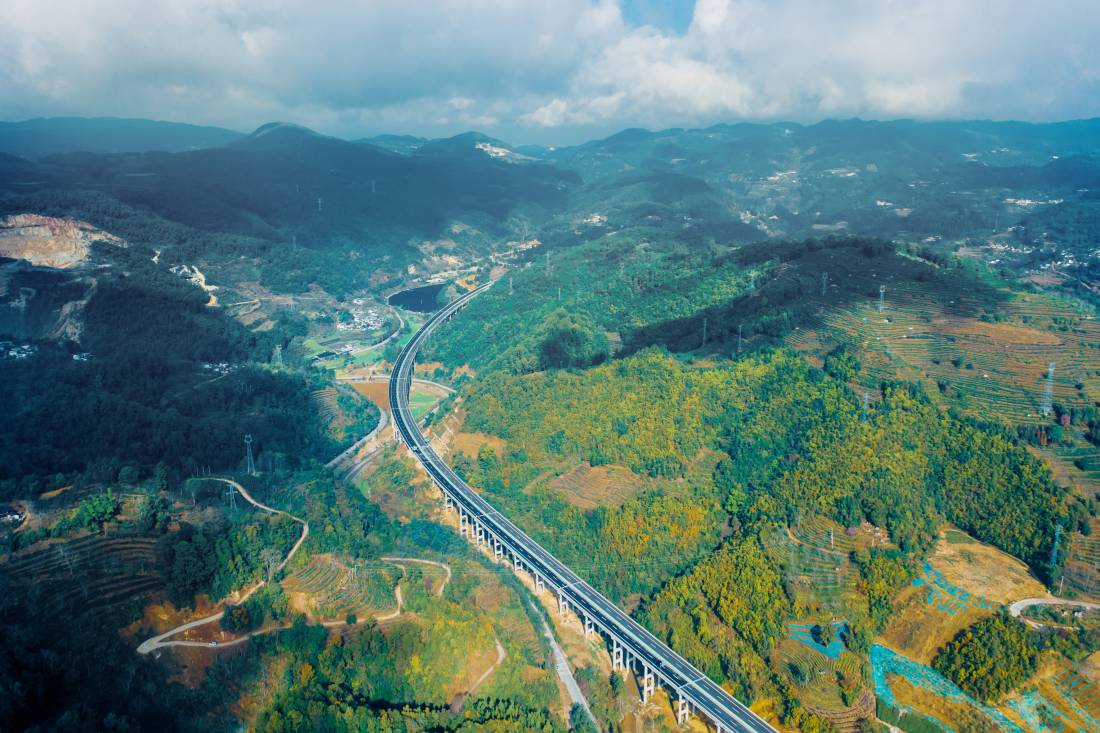 云南省昌宁至保山高速公路(以下简称"昌保高速")昌宁隧道实现全幅贯通