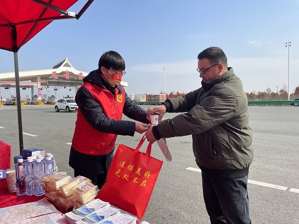 1674027259188904.jpg 提供暖心便餐,提高通行体验.jpg