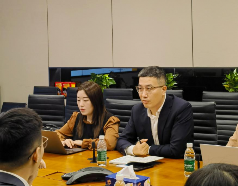 法大大销售中心总经理贾卫东(右一) 法大大销售中心总经理贾卫东(右一)