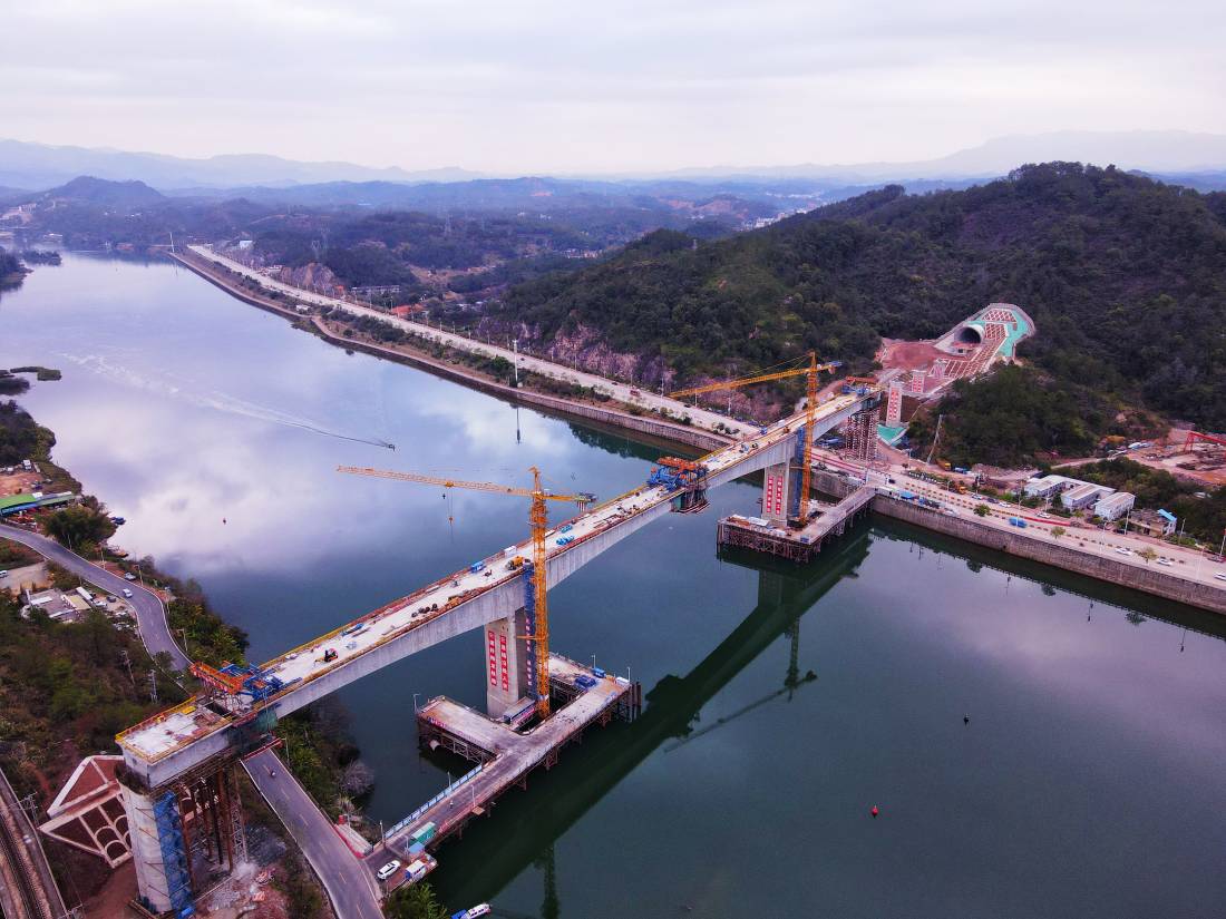 梅龙高铁东江特大桥顺利合龙东江特大桥为双线高速铁路桥梁,是梅龙