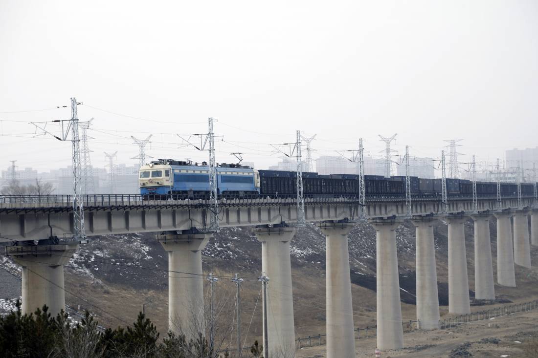 电气化列车行驶在集通铁路集通铁路途经内蒙古自治区4个盟市,13个旗县