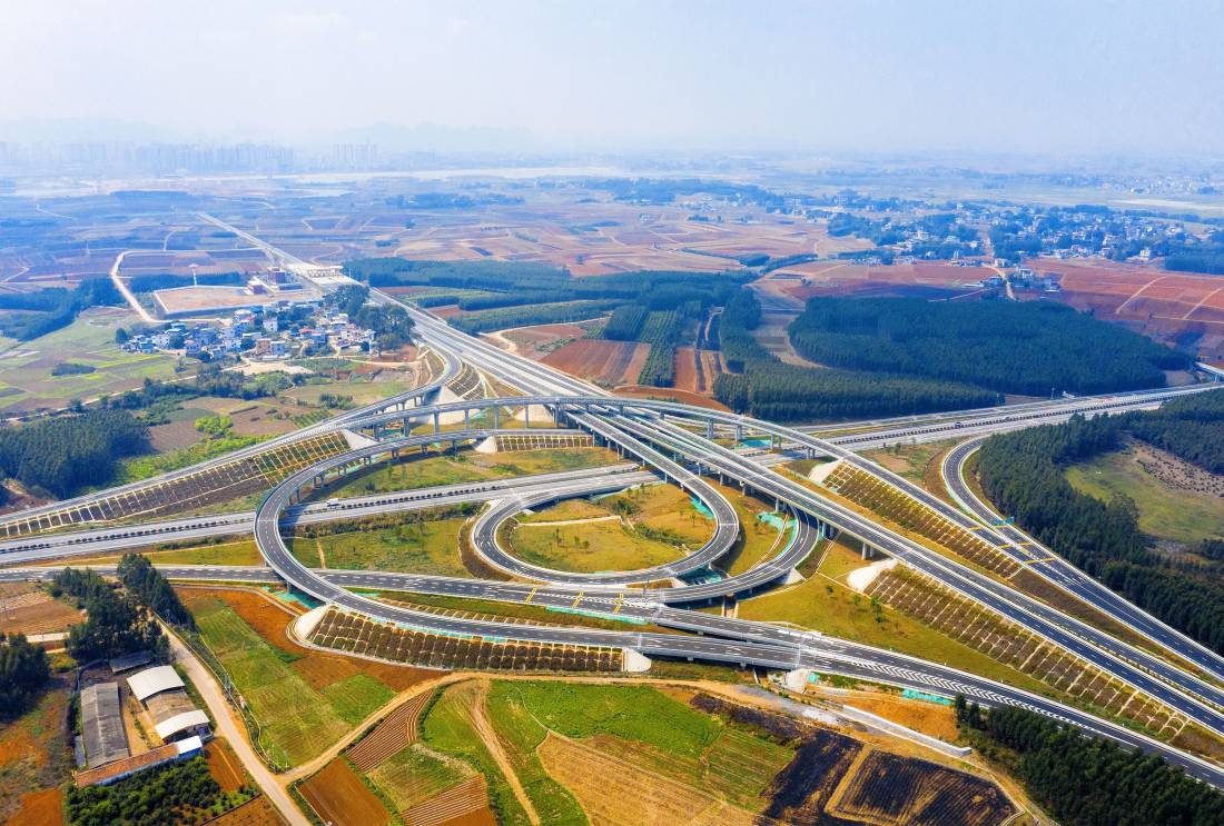 广西交通投资集团平南至武宣高速公路七星枢纽互通纵横交错,在广袤的桂中大地勾勒出一幅绚烂无比的丹青画卷.jpg