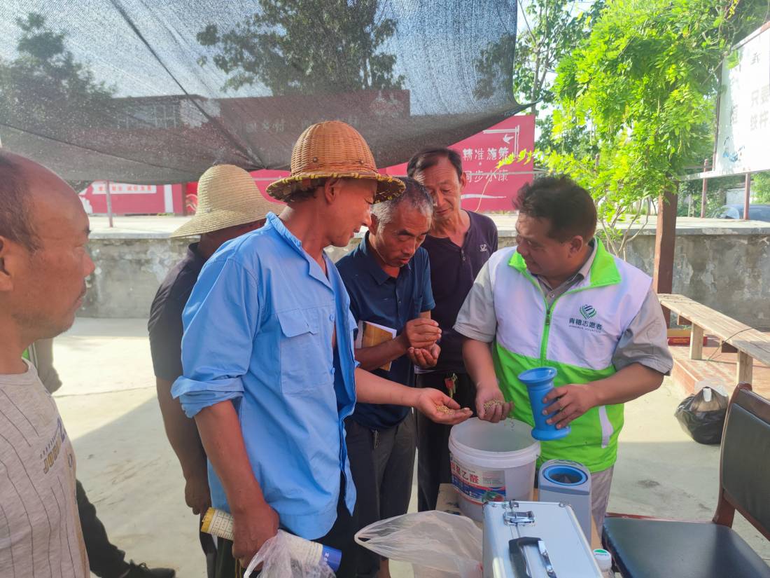 中储粮漯河直属库积极开展送技下乡活动，向农户科普保粮减损小妙招.jpg
