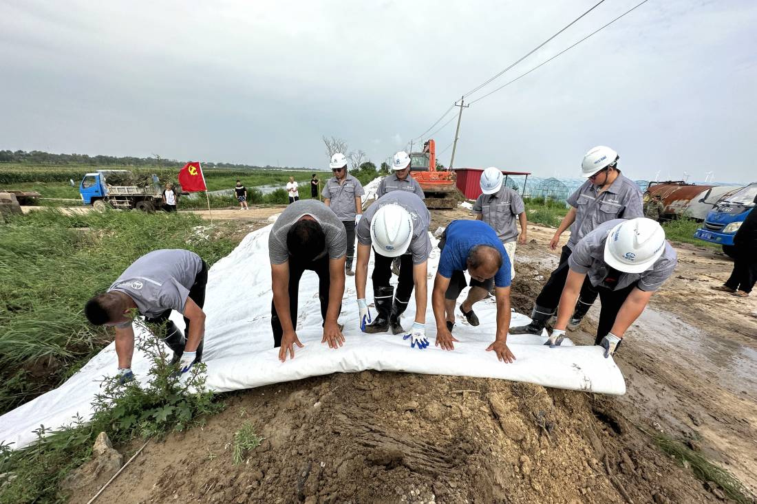 11.中铁北京局天津公司津潍高铁项目二分部在堤坝上铺设防渗土工布.jpg