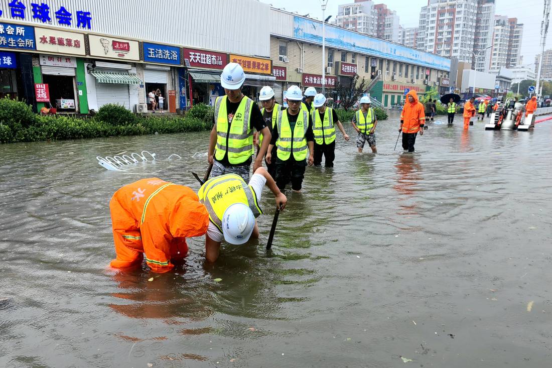 9.中铁广州局市政环保公司连续奋战20小时助市政道路排涝.jpg