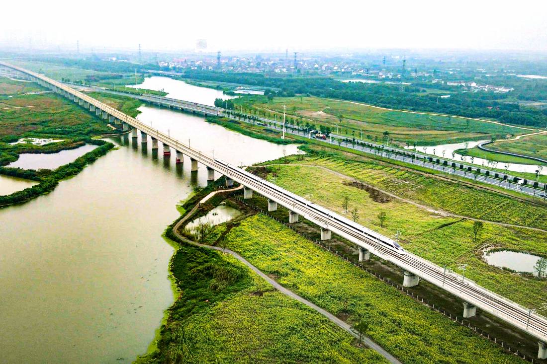 列车行驶在沪宁沿江高铁常州特大桥上.jpg
