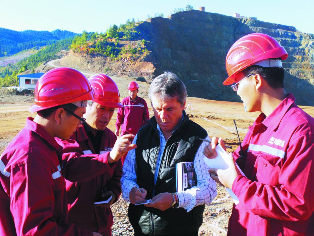 中煤建设集团南非项目部中外双方技术人员在现场交流.jpg