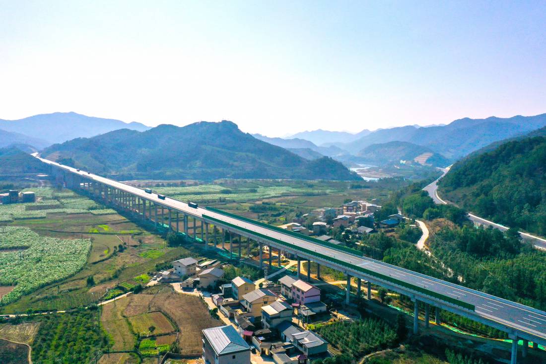 桂林至柳州高速公路改扩建助力沿线乡村振兴.jpg