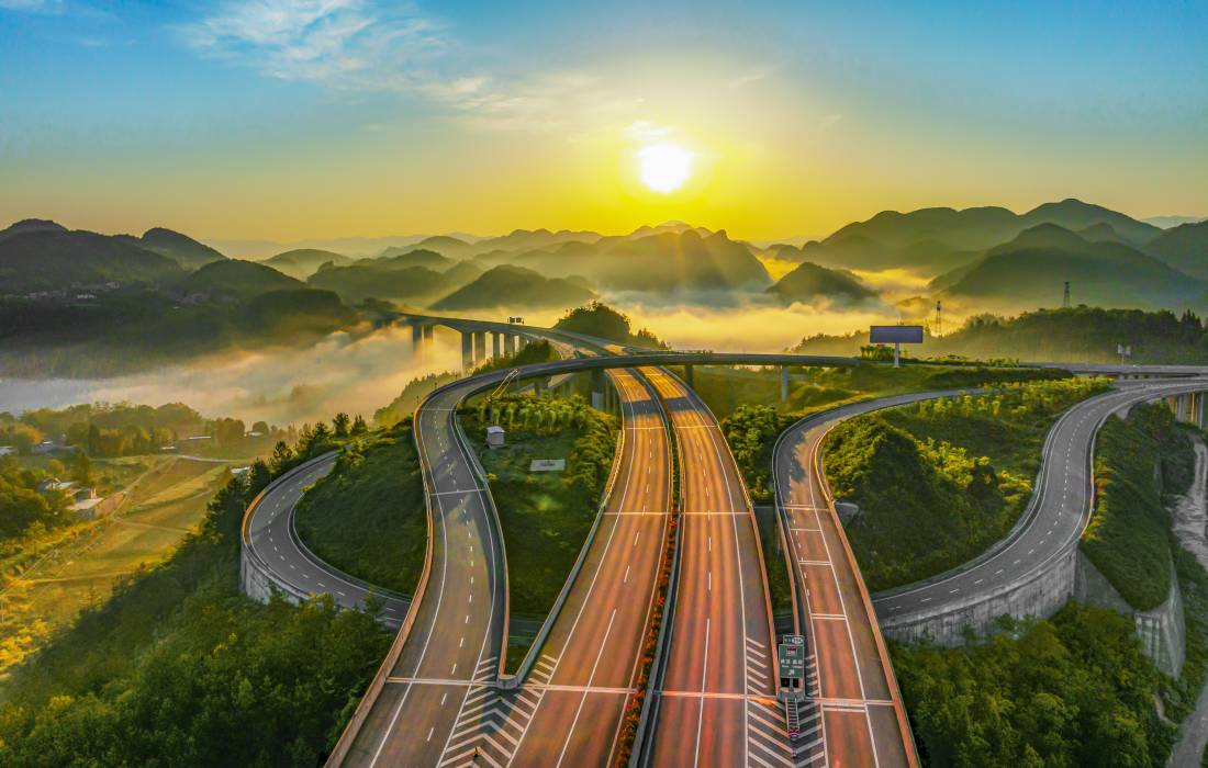 朝阳下的建恩高速公路白杨坪枢纽互通段美如仙境.jpg