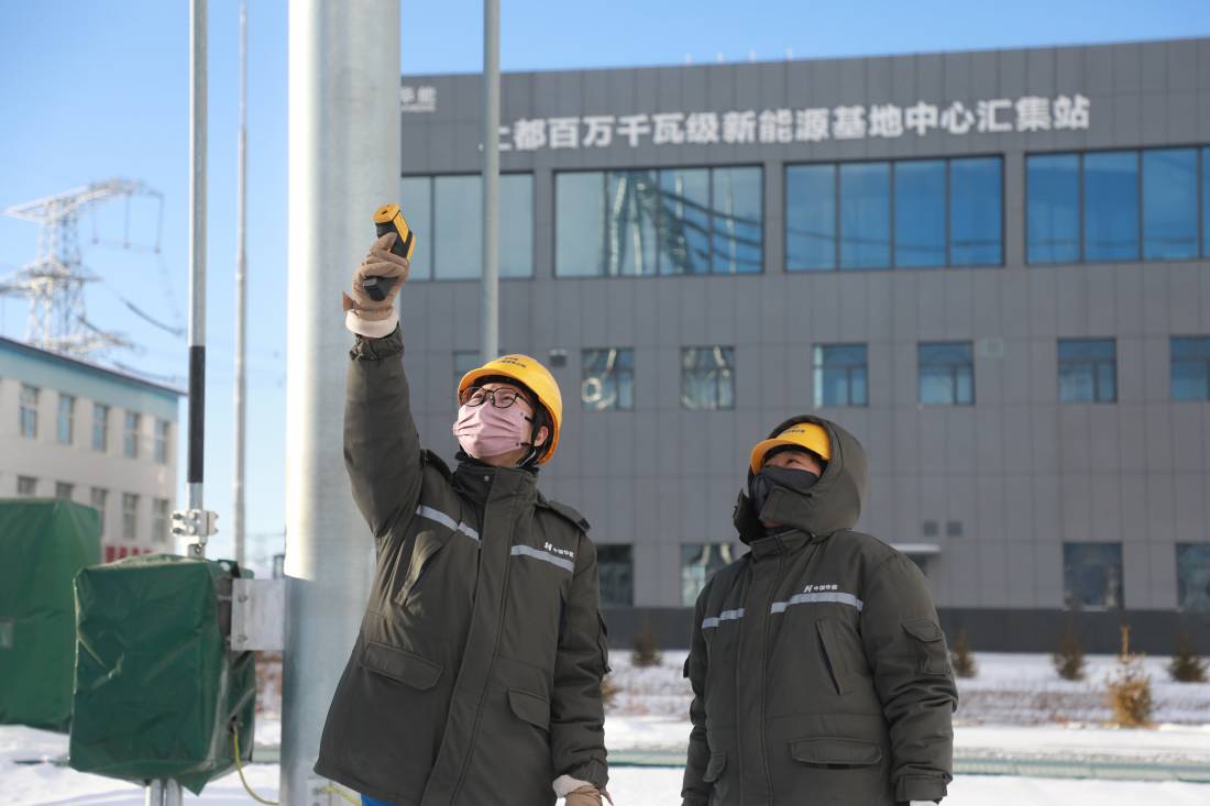 华能上都风电基地中心汇集站运行人员检查测量升压站设备温度，保障设备冬季正常运行.jpg