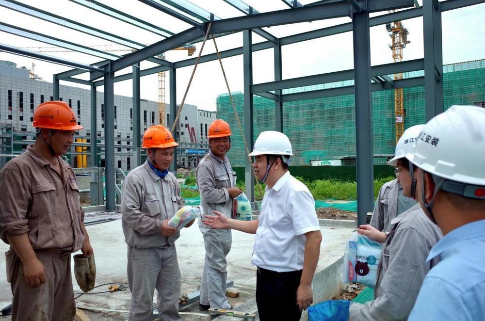 总经理、党委副书记高见赴汇隆新材料有限公司年产27万吨绿色新材料及1000万套户外用品数字化工厂项目高温慰问