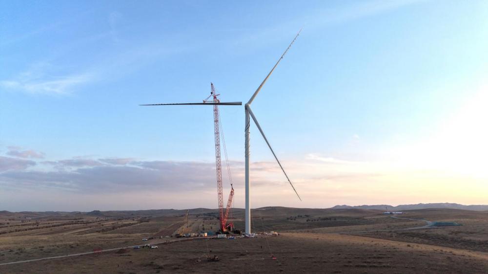 内蒙古翔福新能源源网荷储一体化项目首台风机成功吊装现场照片1