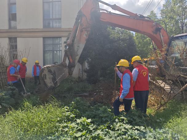 8月5日，工匠志愿队紧急出动，助力华舍街道排查漏水点归属