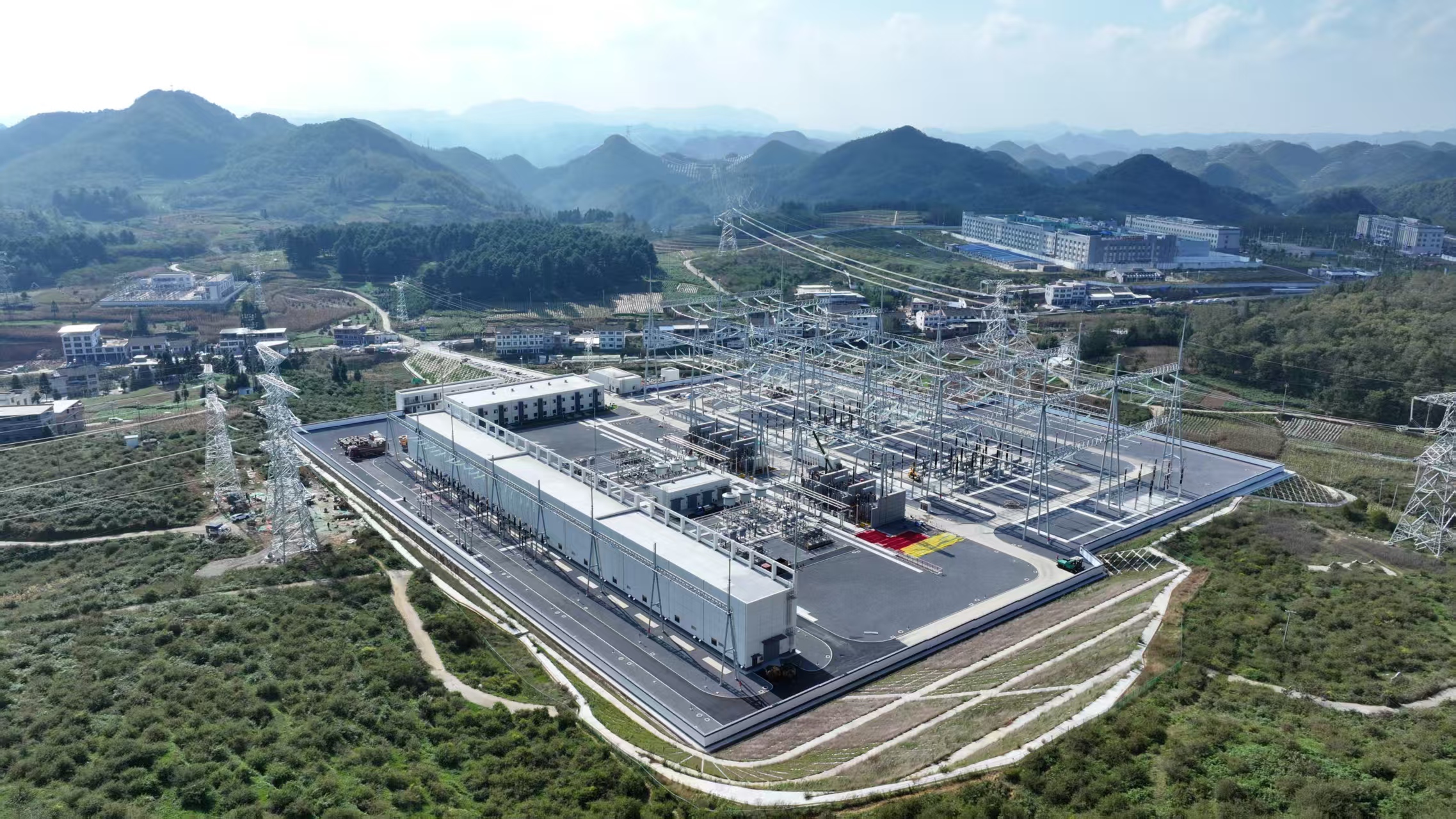 建成投产贵州单项投资规模最大的电网工程——500千伏金海湖输变电工程。首次实现“零缺陷”移交、首次建成500千伏卓越工程、首次完成500千伏卓越结算、首次建成500千伏环境友好型变电站。.jpg