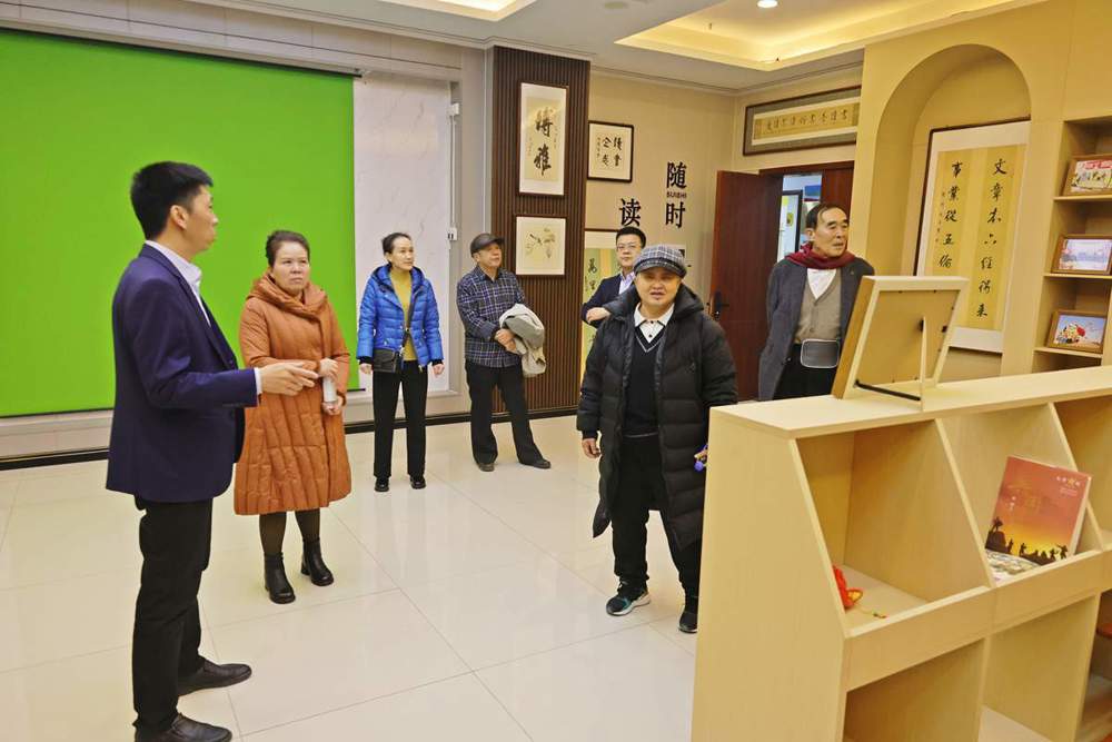 在职工之家健身中心、爱心托管班和职工书屋,舒适温馨的环境让在场所有人切身感受到公司对职工的关心关爱。“这些服务职工的措施是真周到,阵地建设也比以前好太多了。”退休老领导郇荣莲欣慰地说。_副本