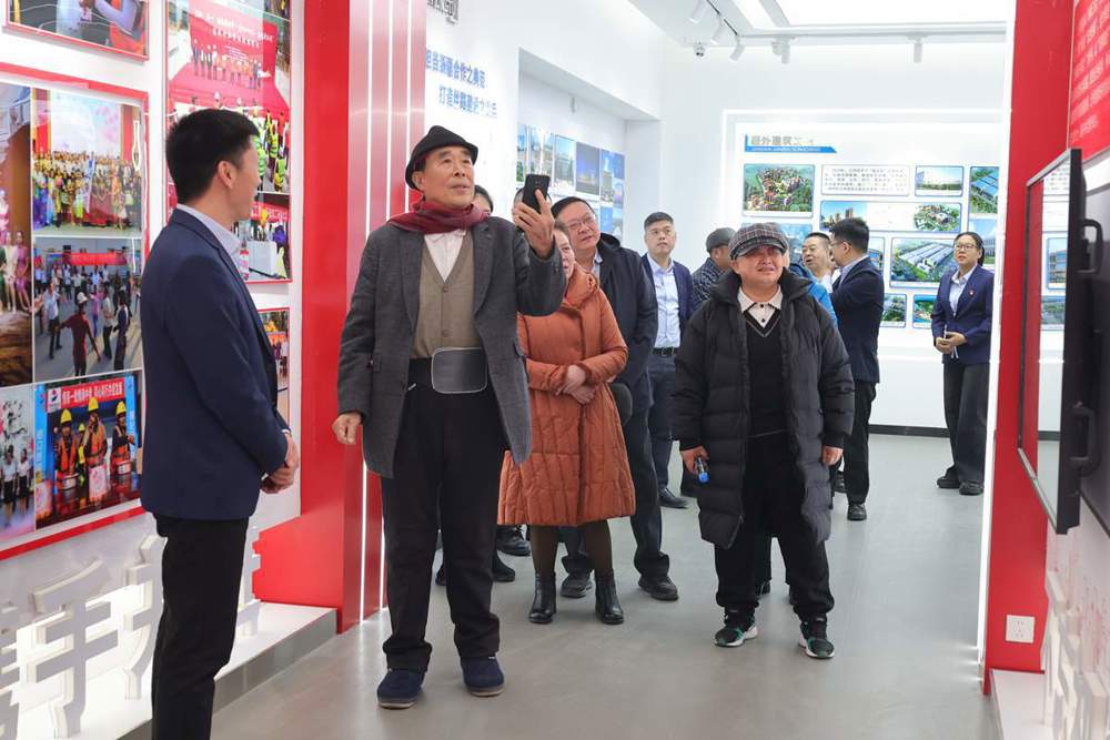 年逾80的全国劳动模范、全国“五一劳动奖章”获得者,退休职工杜贤东和与会代表一起走进2025年9月新建成的企业文化展厅,看着一张张经典工程图片和建筑模型,他兴奋地拿起手机记录拍摄。_副本