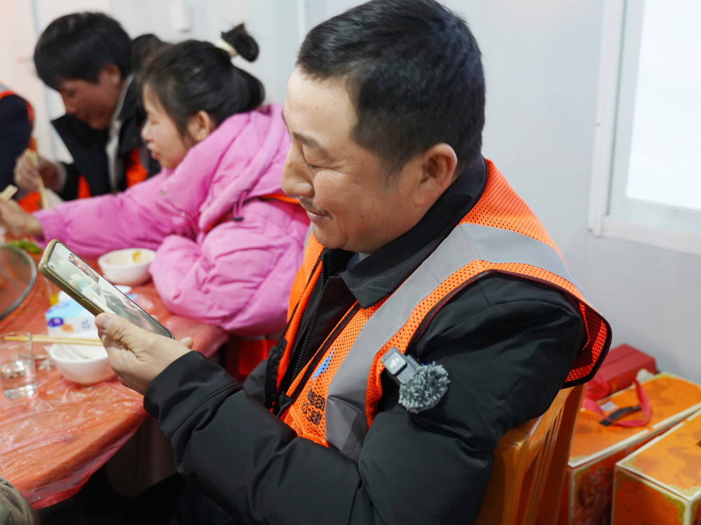 与家人视频连线