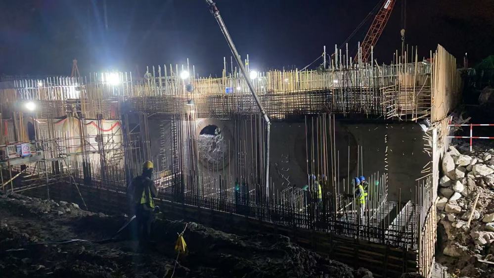 抢抓工期挑灯夜战