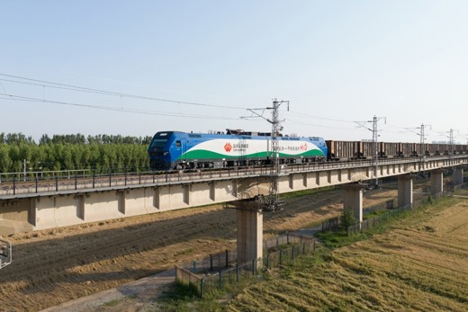 国家能源集团朔黄两万吨重载列车10年运输煤炭超15亿吨