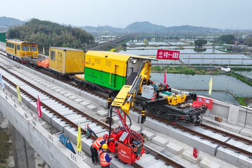 国内首台“全能型”闪光焊轨机正式投用