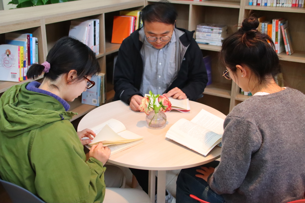 职工在阅读书籍2