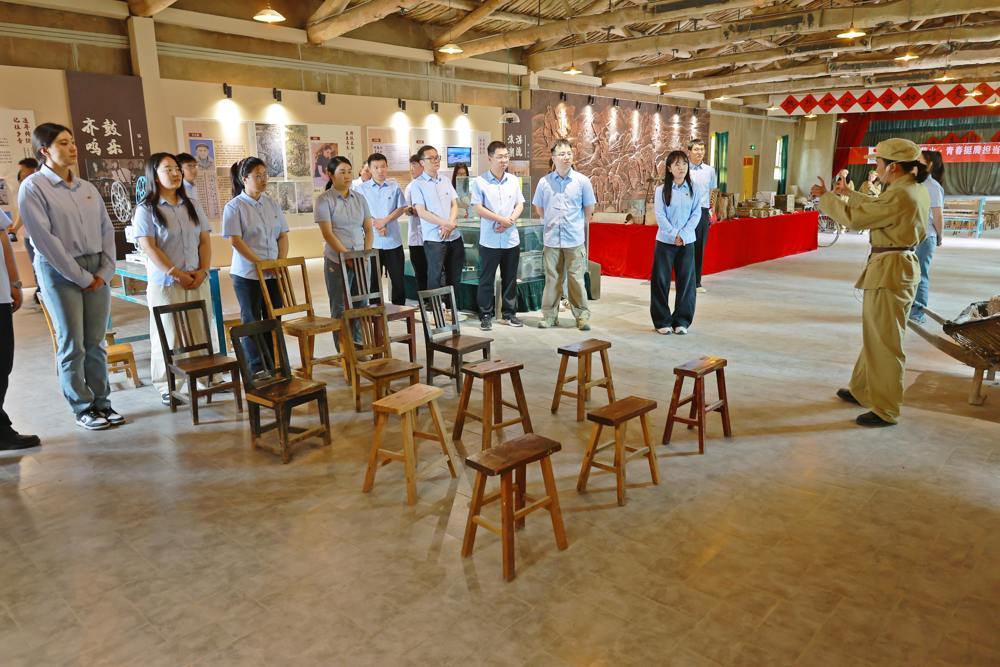 讲解员带领参观了老一营旧址，通过一件件实物、一张张照片，深入了解老一辈军垦战士屯垦戍边的光辉历程。