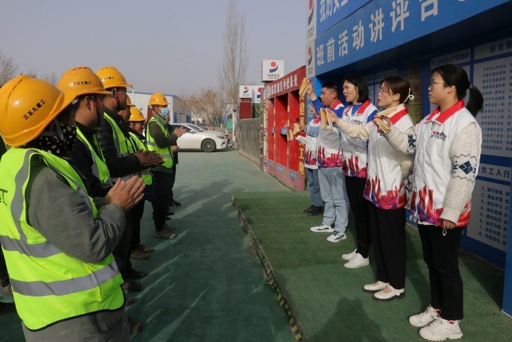 2023年3月17日，三五九建工“红新”宣讲团成员在公租房二期二标项目通过快板说宣讲二十大精神。