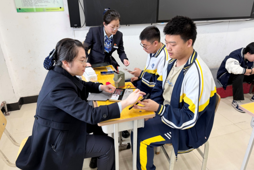 建设银行连珠山支行暖心服务进校园 护航学子逐梦新征程