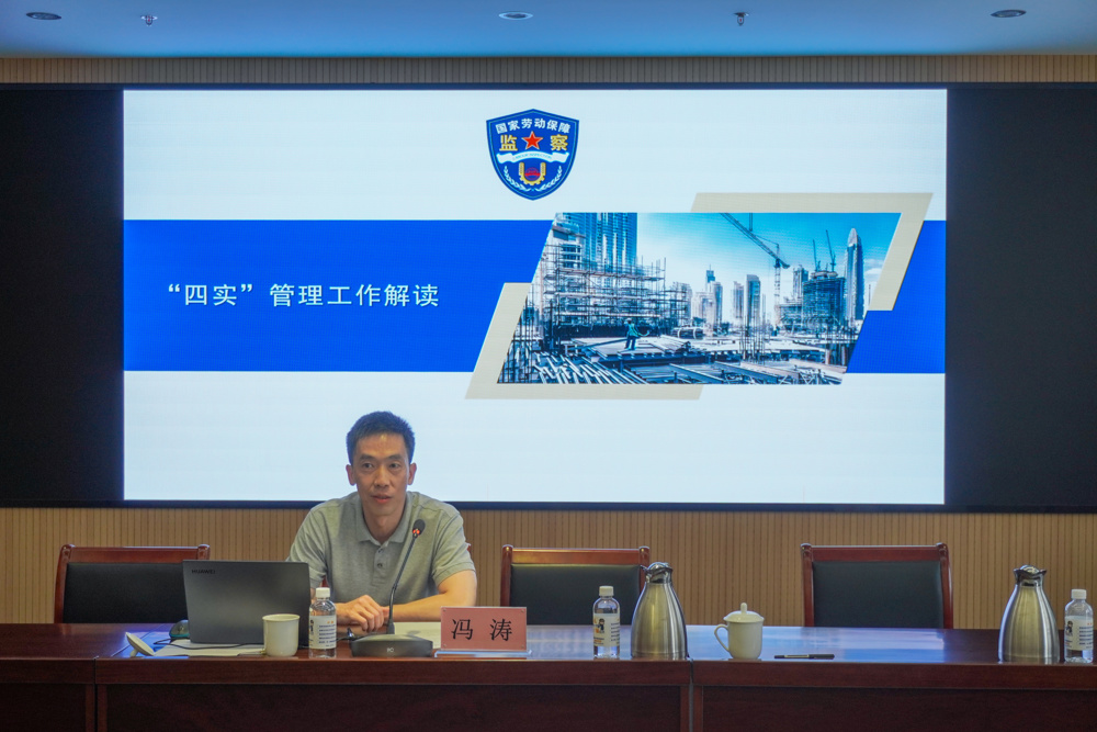 区人力社保局工作人员宣讲劳动用工政策