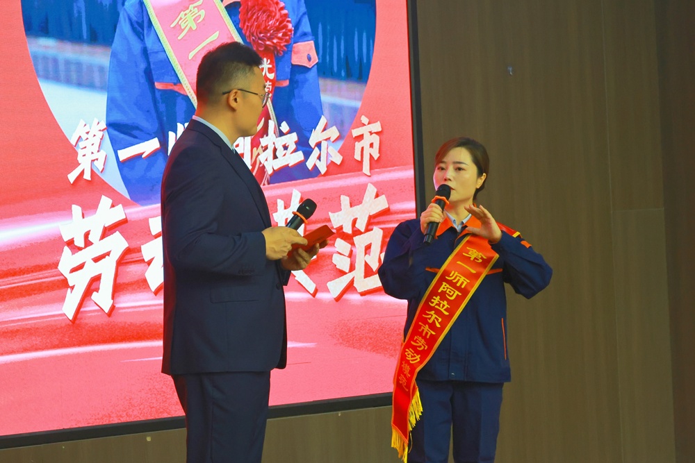 主持人采访第一师阿拉尔市劳动模范苟文娟