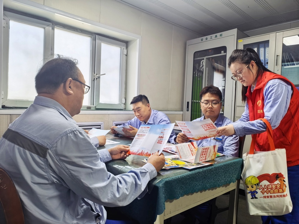 图：天能电石厂党员志愿队与班组职工面对面讲解安全规范操作的重要性