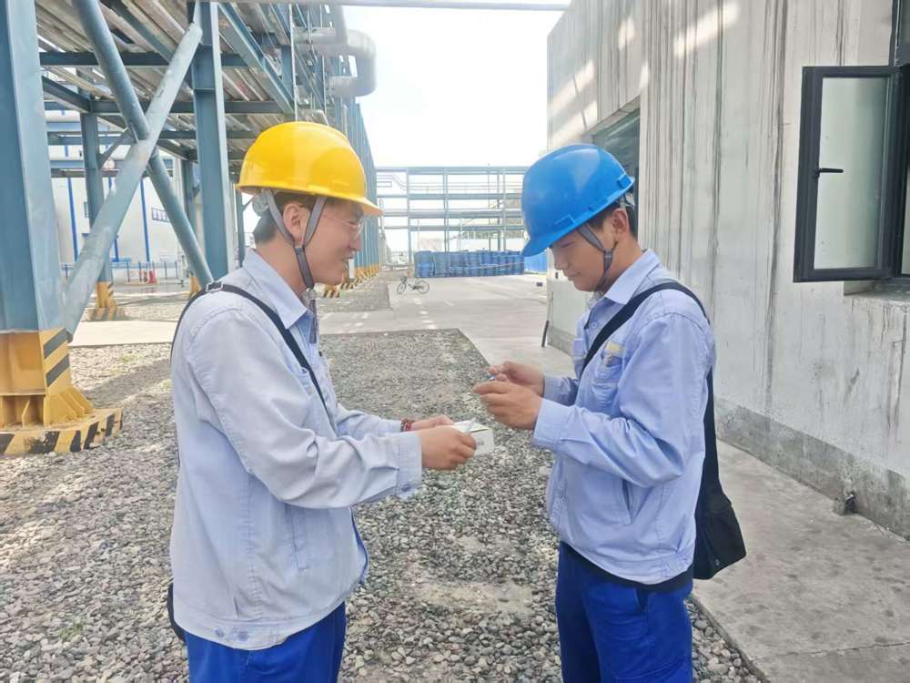 图为：乙醇厂分工会为员工现场发放防暑药品