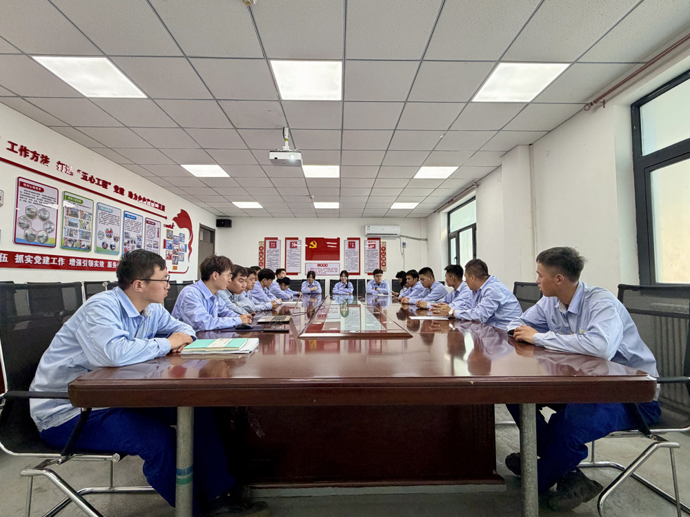 图为：乙醇厂分工会利用班前班后会普及高温中暑识别、应急处置、降温自救、高温作业注意事项等知识