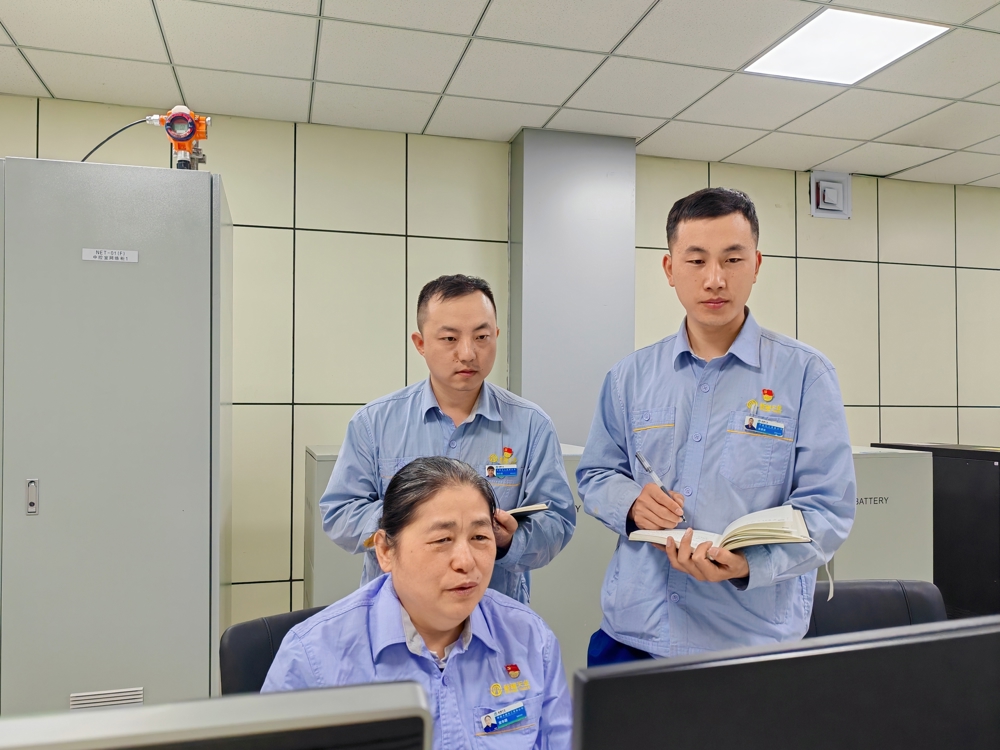 图三为天能化工DCS高级工程师安丰颖为徒弟讲解设备运维知识。
