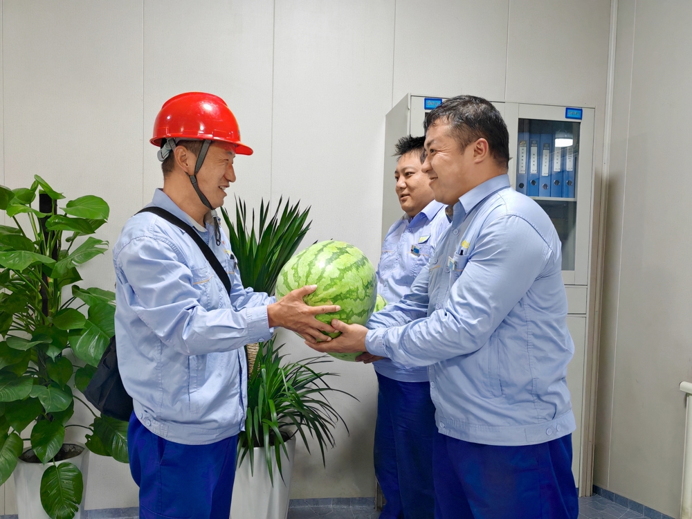 图为发放西瓜现场