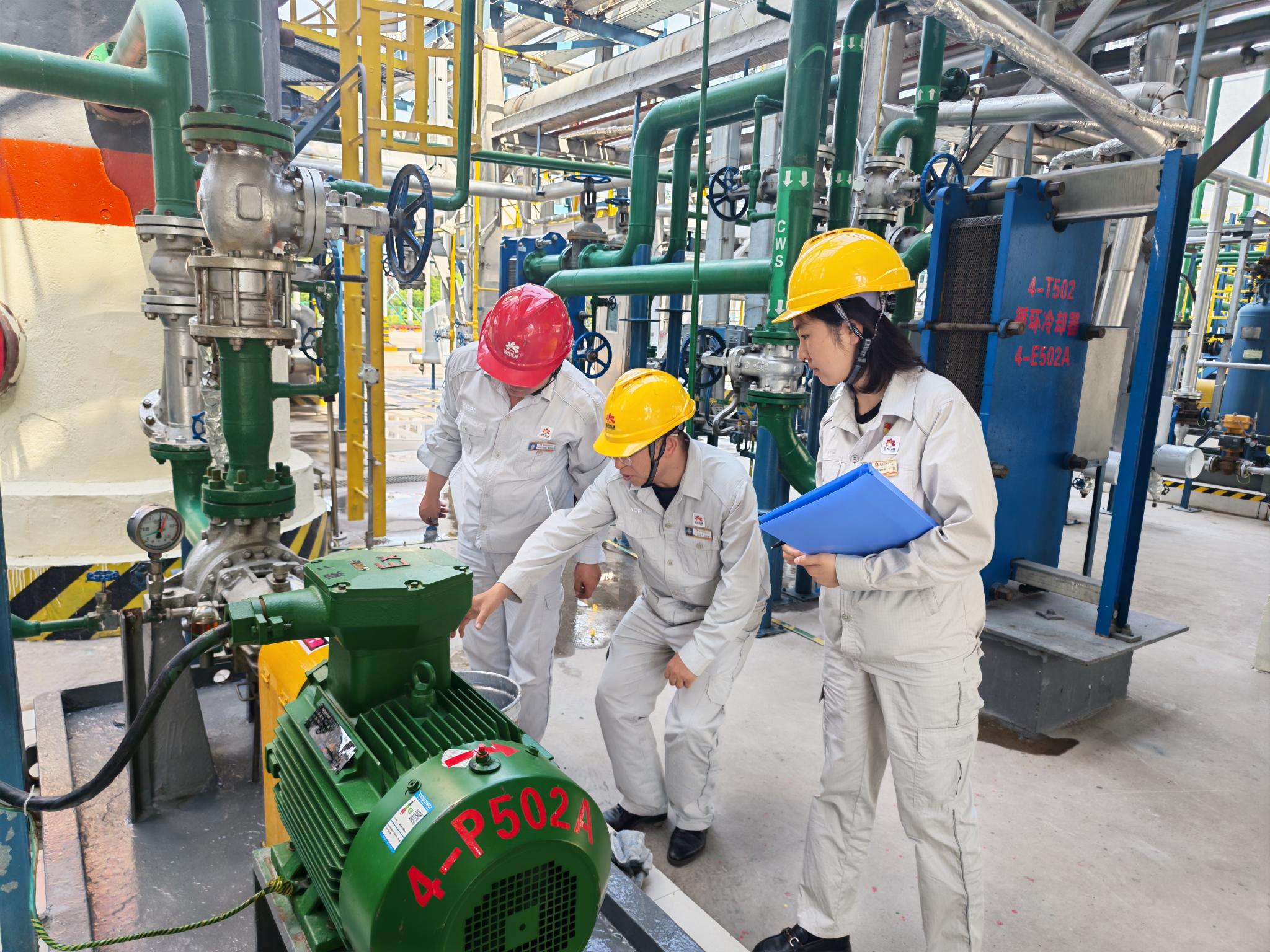 2026年07月22日-延安石油化工厂-开展安全示范点创建装置现场监督检查.jpg