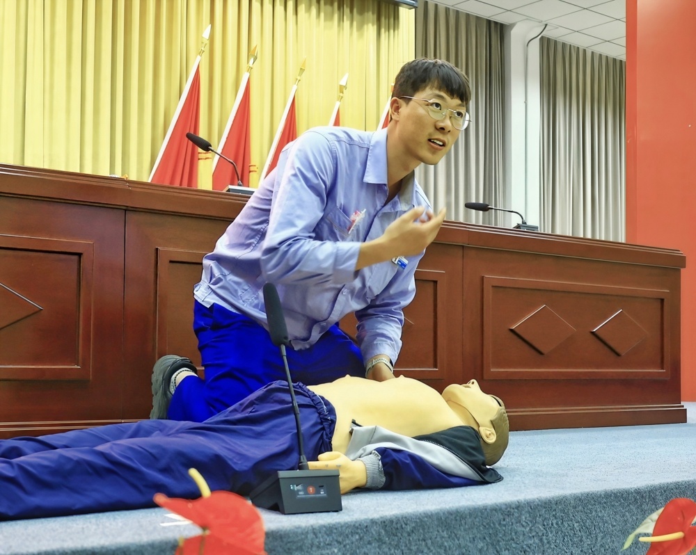 图一：安全员对新员工进行心肺复苏的培训