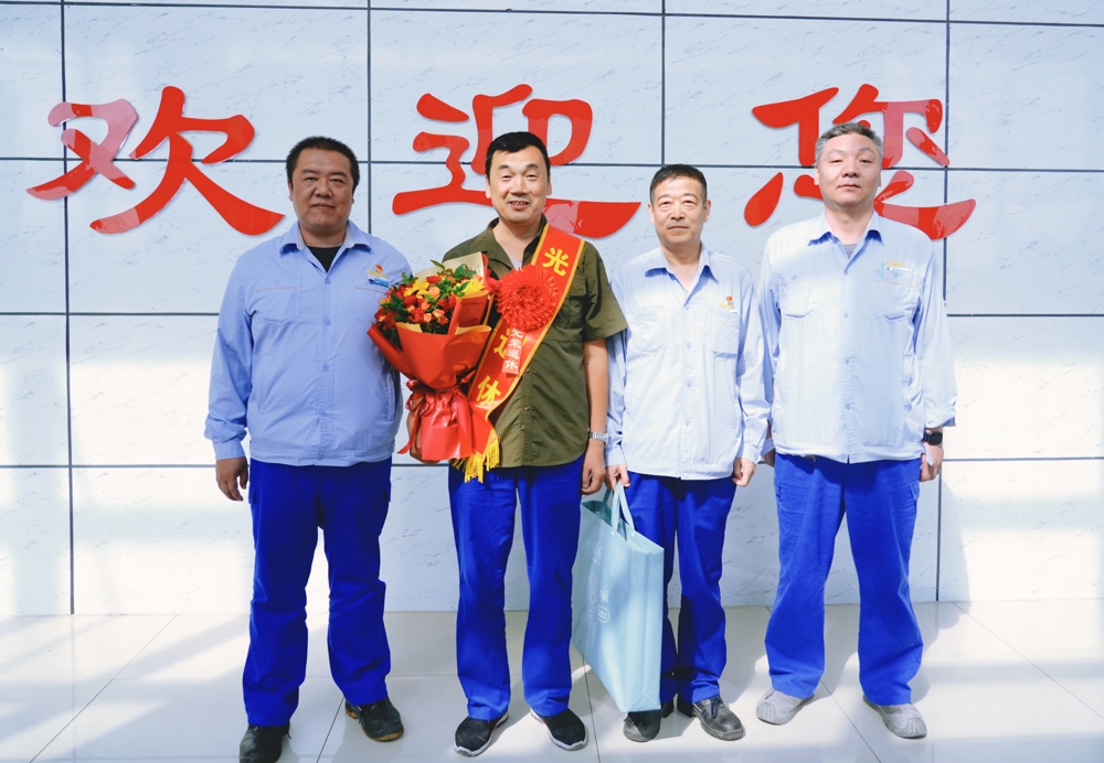 图为：退休职工李新坤与同事合影