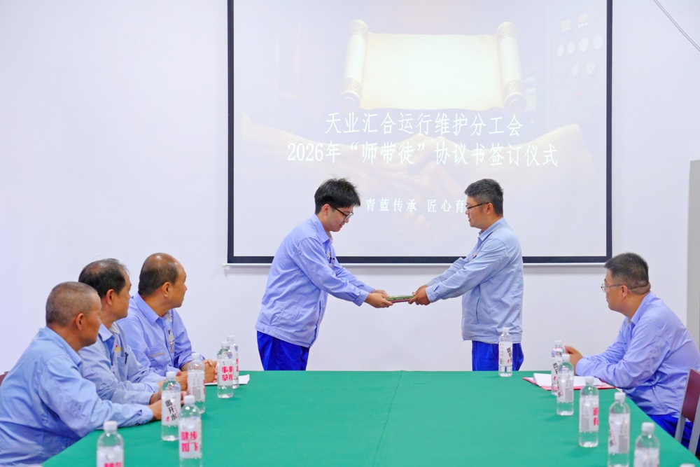 图为：师傅给徒弟送书籍