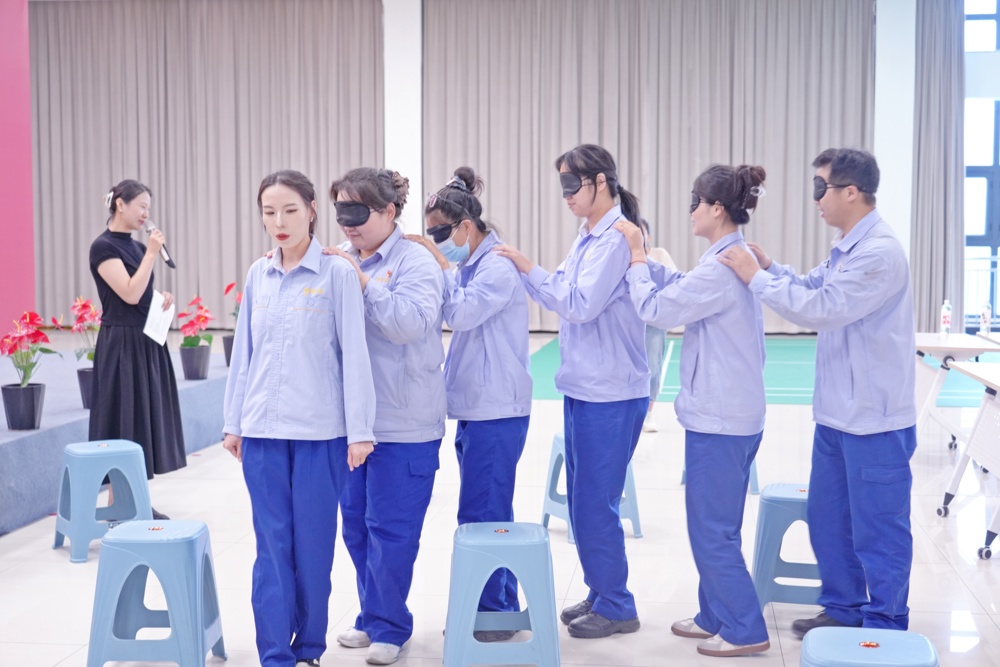 图为：盲行游戏照片