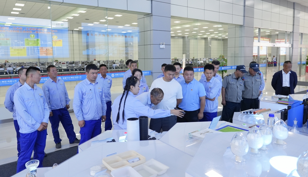 图为：退役军人们实地参观天业汇合生产管理中心