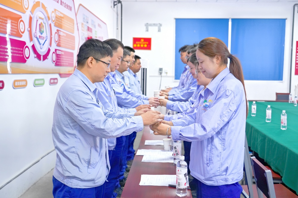 图为：徒弟给师傅敬照片